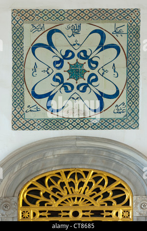 Ägypten, Istanbul, Topkapi Saray, Vierter Hof, Dekoration am Saal der Heiligen Reliquien. Stockfoto