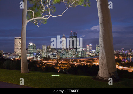 Perths legendären Skyline wie gesehen vom Kings Park mit der neuen BHP Billiton Gebäude im Zentrum. 2012. Stockfoto