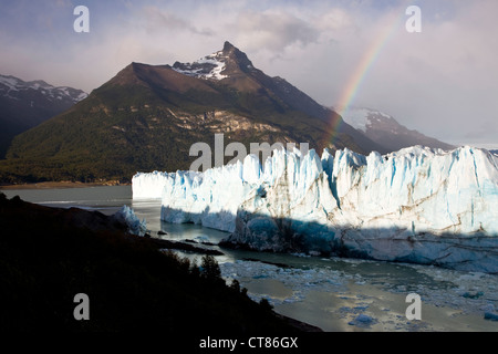 Wand des Glaciar Perito Moreno mit Regenbogen zu brechen Stockfoto