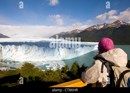 Touristen auf der Suche an der Wand zu brechen und North Face des Glaciar Perito Moreno Stockfoto