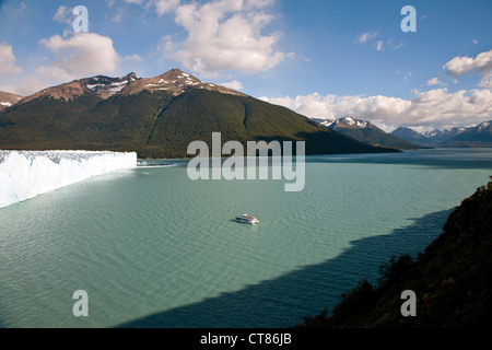 Ausflugsboot in den Canal de Los Témpanos anzeigen die Nordwand des Gletscher Perito Moreno Stockfoto