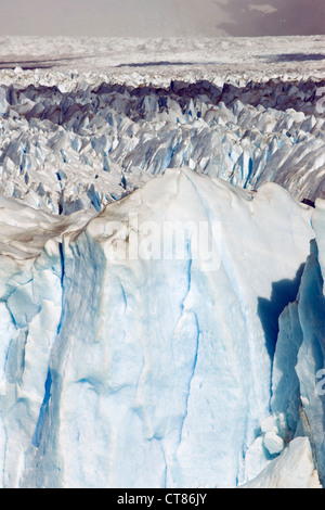 Ausschnitt aus der Wand brechen des Glaciar Perito Moreno und das blaue Eis Kavernen Stockfoto