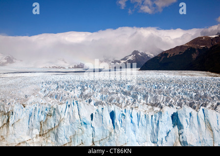 Ausschnitt aus der Wand brechen des Glaciar Perito Moreno und das blaue Eis Kavernen Stockfoto