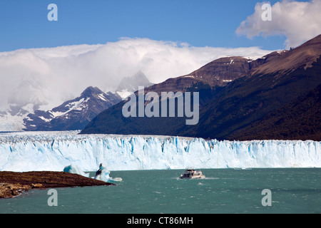 Ausflugsboot in den Canal de Los Témpanos anzeigen die Nordwand des Gletscher Perito Moreno Stockfoto