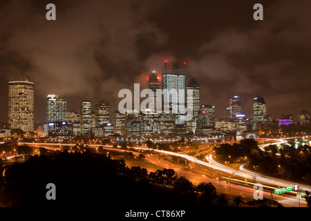 Perths legendären Skyline bei Nacht vom Kings Park mit der neuen BHP Billiton Gebäude im Zentrum gesehen. 2012. Stockfoto