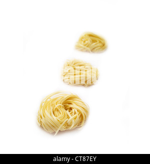 frische hausgemachte italienische Tagliatelle Eiern Nudeln isoliert auf weiss Stockfoto