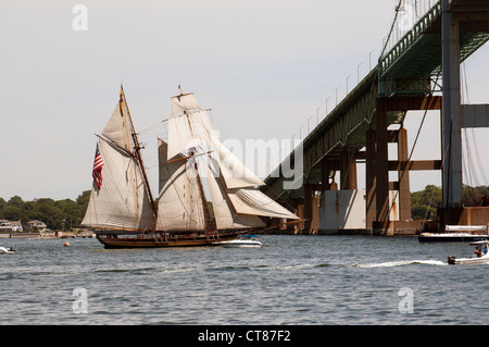 Pride of Baltimore II groß Schiff unter Newport Bridge gehen Stockfoto