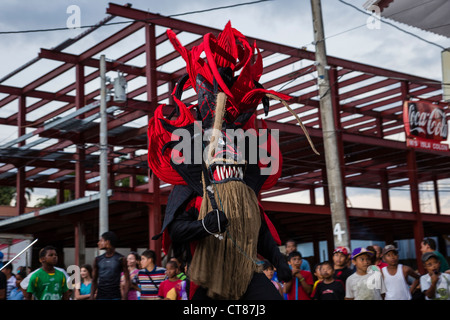 "Auspeitschen Devils" patrouillieren die Straßen während der panamesischen Karnevals-Feier auf Isla Colon, Bocas del Toro, Panama. Stockfoto