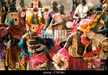 Begnimato, Mali; Maskierte Tänzer in der Dama Beerdigung ritual Stockfoto