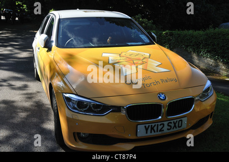 Der Dienstwagen des Olympischen Fackellaufs in Caversham Gericht, Reading, Berkshire. Stockfoto