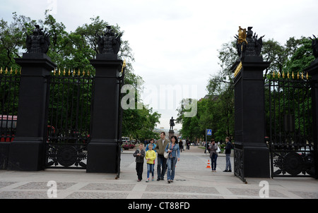 Besucher, die durch die wichtigsten Eingangstore des Russischen Museums. Stockfoto