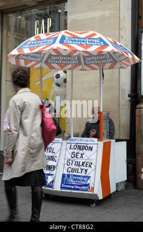 London - Zeitungsverkaeufer der Evening Standard auf dem stand Stockfoto