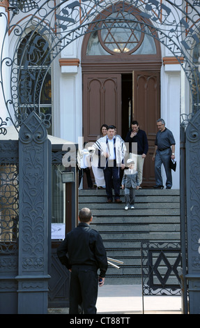 Mitglieder der Kongregation verlassen die große Choral-Synagoge nach "Schawuot" (jüdische Erntedankfest) Gottesdienst in St. Petersburg Stockfoto