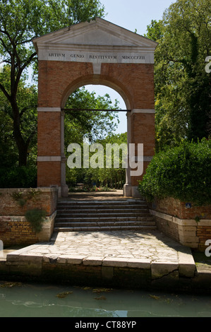 Bogen am Eingang der Biennale-Gärten (Giardini della Biennale), Venedig, Italien. In den von Napoleon angelegten Gärten findet das berühmte Kunstfestival statt Stockfoto