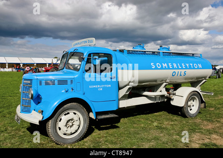 Leichte blaue Vintage Bedford Öltanker Somerleyton Öle Stockfoto