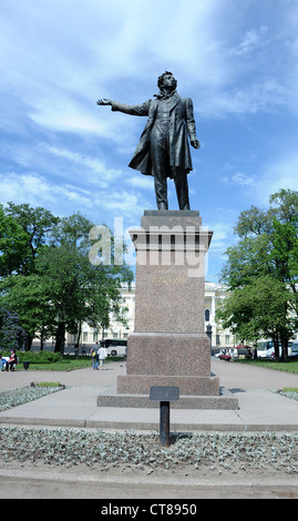 Eindrucksvolle Statue von Alexander Pushkin auf dem Platz Zentrum der Künste, St. Petersburg. Stockfoto