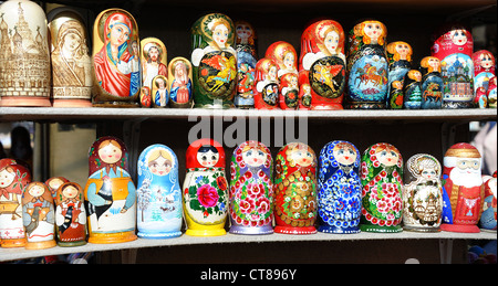 Russische Matroschka Puppen zum Verkauf in St. Petersburg Handwerker und Souvenir-Markt. Stockfoto