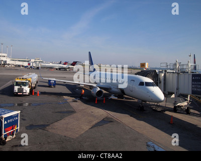Embraer 170 Jet erfährt preflight Vorbereitung am Flughafen LaGuardia, Queens, New York, USA, 5. Juli 2012, © Katharine Andriotis Stockfoto