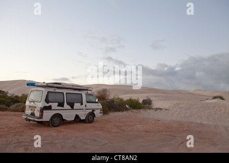 Wohnmobil am Morgen nach einer Nacht in einem Strand-Parkplatz in Geraldton, Westaustralien Stockfoto