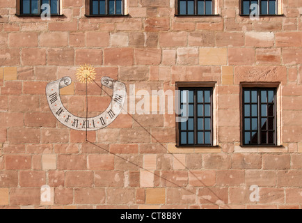 Historische Sonnenuhr auf Ziegelwand Schürstabhaus, Sebalder Platz, Nürnberg (Nürnberg), Bayern, Deutschland Stockfoto