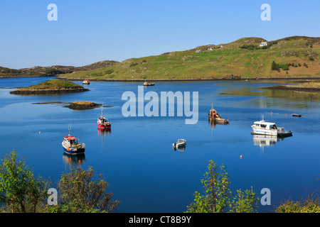 Blick auf Boote vertäut in ruhigen blauen Gewässern des Badcall Bucht an der schottischen Westküste in der Nähe von Scourie, Sutherland, Highland, Schottland, UK Stockfoto