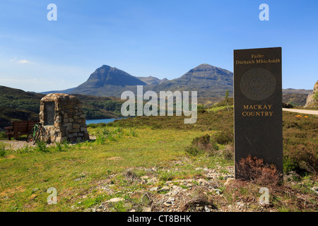 Keltischen Stein Kennzeichnung Gateway in Mackay Land Heimat mit Blick zum Quinag Gebirge Assynt Sutherland Schottland UK Großbritannien Stockfoto