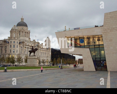 September 2011. Neu eröffnete Museum The Beatles Story und der historischen Royal Liver Building, Liverpool Stockfoto