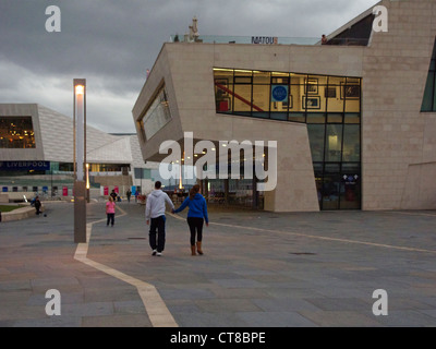 September 2011. Neu eröffnete Museum The Beatles Story und das neue Museum Liverpool im Hintergrund, Merseyside Stockfoto