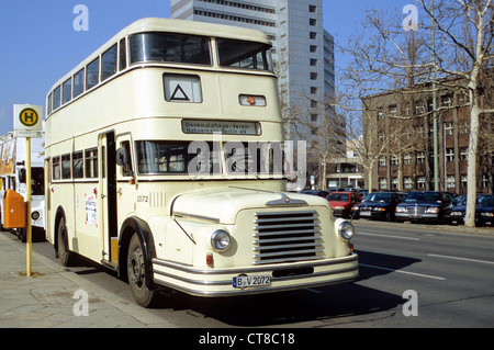 Berlin, Alter Doppeldecker für Stadtrundfahrten Stockfoto