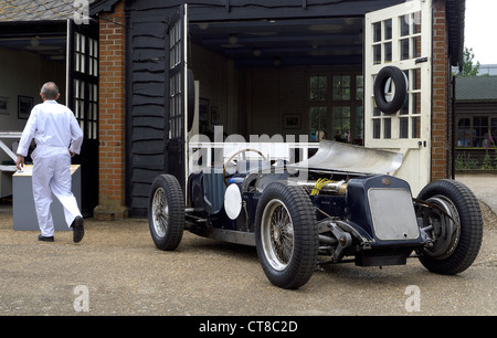 Brooklands Museum/VSCC Double zwölf 17.06.12 Mechaniker Wandern Garage nach der Arbeit an Delage Rennwagen. Stockfoto
