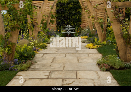 Die traditionelle selbstgemachte Wiltshire Steinplatten im alten & neuen Garten bei RHS Hampton Court Palace Flower Show 2012 Stockfoto