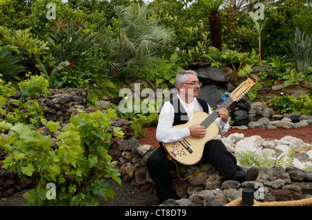 Traditionelle Musiker mit einer Gitarre in der Azoren Garten im Hampton Court Palace Flower Show 2012 Stockfoto