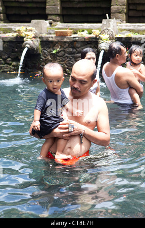 Diener, Baden und beten am Tirta Empul Tempel, Bali, Indonesien. Stockfoto