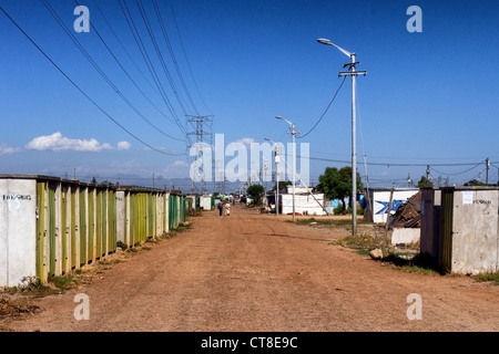 Öffentliche Toiletten Linie eine Straße in Langa Township in der Nähe von Kapstadt, wo viele der Hütten keine Wasserversorgung oder Badezimmer verfügen Stockfoto