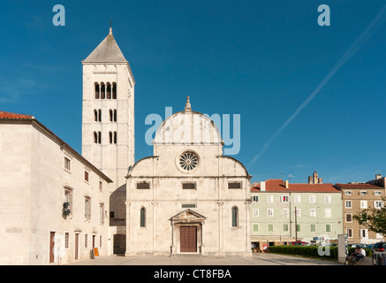 Str. Marys Kirche (Crkva Svete Marije) mit romanischen Campanile und Benediktiner-Kloster in Zadar, Dalmatien, Kroatien Stockfoto