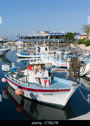 dh AYIA NAPA Zypern zypriotische Angeln Boot Hafen Café restaurant Stockfoto