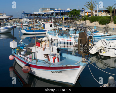 dh AYIA NAPA Zypern zypriotische Angeln Boot Hafen Café restaurant Stockfoto