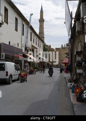 dh alte Stadt Norden NICOSIA Zypern Lefkosa Straße Motorrad Geschäfte Frau Kinderwagen Selimiye Moschee Turm Stockfoto