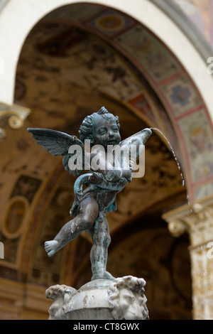 Putto mit Delphin von Verrocchio in Palazzo Vecchio Hof, Florenz, Italien, Europa Stockfoto