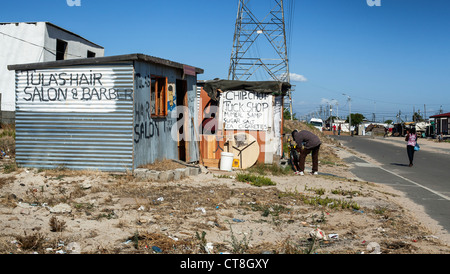 Ein Wellblech Haar Salon und Lebensmittel Shop (Spaza) in Langa afrikanischen Township in der Nähe von Cape Town, Südafrika Stockfoto