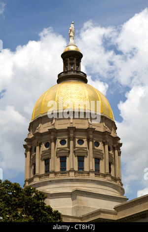 Golden Globe von Georgien Kuppel des Kapitols in Atlanta, Georgia, USA vor einem bewölkten blauen Himmel. Stockfoto