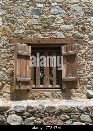 dh KAKOPETRIA Zypern alte Troodos Gebirge Dorf Haus Fensterläden Stockfoto