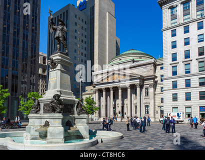 Die Maisonneuve-Denkmal mit der Bank of Montreal hinter Place d ' Armes, Vieux Montreal, Quebec, Kanada Stockfoto