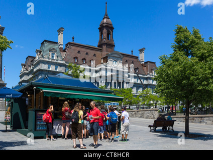 Touristen an einem Kiosk Erfrischung am Place Jacques Cartier mit Rathaus (Hotel de Ville) hinter Vieux Montreal, Quebec, Kanada Stockfoto