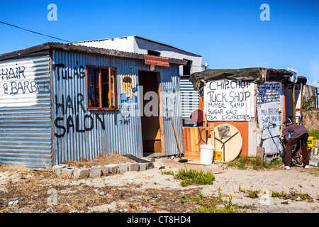 Ein Wellblech Haar Salon und Lebensmittel Shop (Spaza) in Langa afrikanischen Township in der Nähe von Cape Town, Südafrika Stockfoto