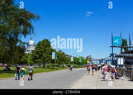 Riverfront Promenade im Bereich Quais du Vieux Port mit Kuppel der Bonsecours Markt auf der linken Seite, Montreal, Quebec, Kanada Stockfoto