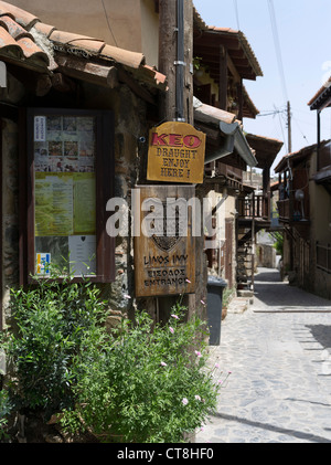 dh KAKOPETRIA Zypern alte Troodos Gebirge Dorf Straße Taverne Stockfoto