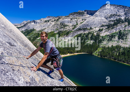 Kletterer auf stattliche Pleasure Dome oben Tenaya Lake, Tuolumne Meadows, Yosemite-Nationalpark, Kalifornien USA Stockfoto