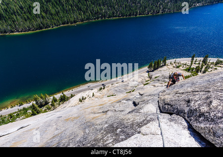 Kletterer auf stattliche Pleasure Dome oben Tenaya Lake, Tuolumne Meadows, Yosemite-Nationalpark, Kalifornien USA Stockfoto