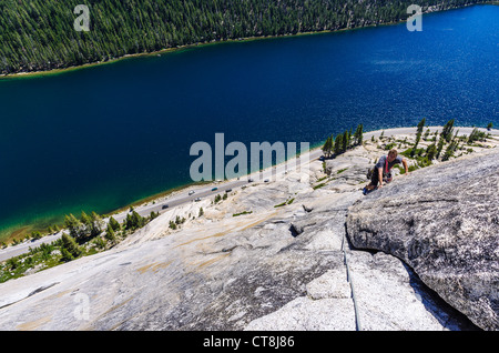 Kletterer auf stattliche Pleasure Dome oben Tenaya Lake, Tuolumne Meadows, Yosemite-Nationalpark, Kalifornien USA Stockfoto